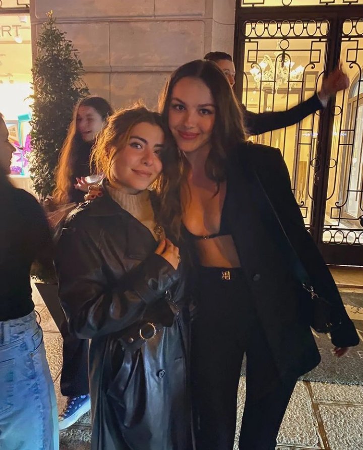 olivsheart's tweet photo. Olivia Rodrigo with fans last night in Paris !! 🖤 https://t.co/qK3SMIqod7