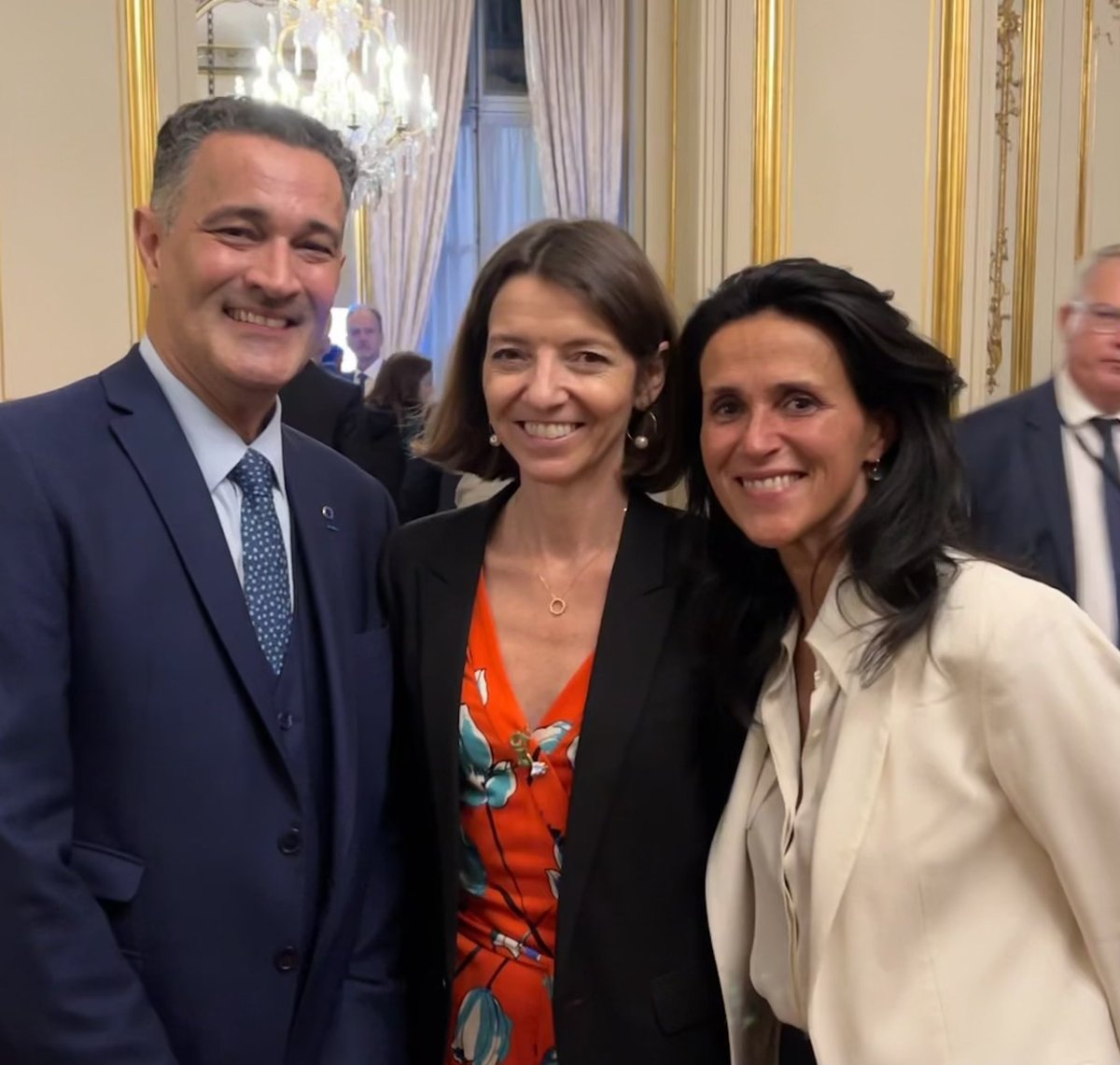StephaneBIJOUX's tweet photo. Concertation
Cohésion
Efficacité

➡️ Face aux défis nationaux🇫🇷 et européens🇪🇺 : pour la #Rentreeparlementaire @Elisabeth_Borne donne le cap de l’action de notre majorité présidentielle au service de tous les citoyens et de tous les territoires.

#Matignon #AssembléeNationale https://t.co/zjvUi32IPi