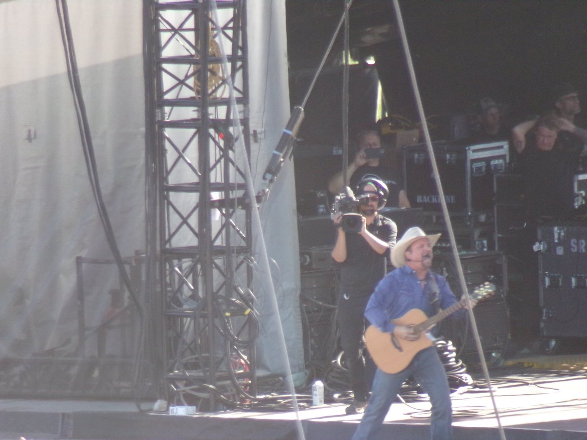 JDderks's tweet image. Thank you for a great day Sunday, 20,000 people but it felt like you were sing to each individually person.

Great music,
Awesome melodies,
Rich lyrics, 
Tremendous memories,
Hell of a show!
#askgarth