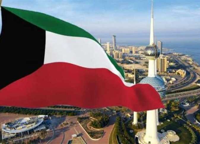 #مجلس_الوزراء

بين القطيع وبين بعض المطافيق
وبين العقول الواعيه .. والبصيره

تكشف لنا الايام .. صدق المواثيق
والشعب كيف اختار وجهة مصيره

يوم النتيجه ترجمتها .. الصناديق
 دور الحكومه تلتزم .. بالمسيره

يالله عسى فال المواطن توافيق
 ولا تنحدر حاله وتصبح خطيره
شعر #مهدي العجمي