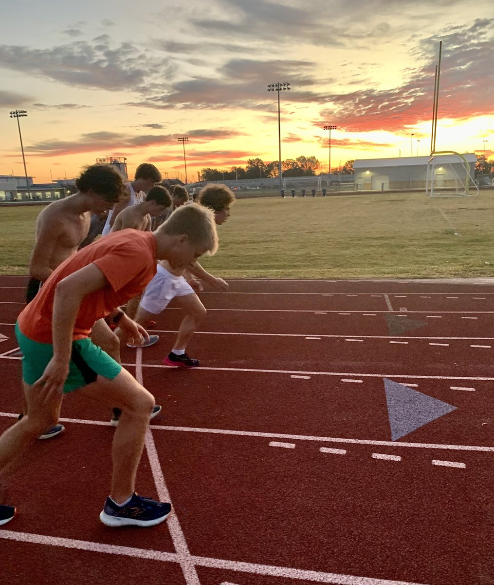Beautiful morning to train 🌅
#LCXC🦁