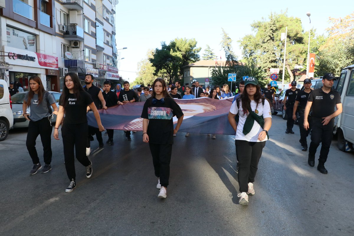GSB_Manisa's tweet photo. "Amatörler Türk Sporunun Kalbidir" 

Hafta boyunca çeşitli sportif etkinliklerle kutlayacağımız, 3-9 Ekim Amatör Spor Haftası açılışı kortej yürüyüş ile başladı. Etkinlikte Cumhuriyet Meydanı’nda spor branşlarının tanıtımı gerçekleştirildi.
#AmatörSporHaftası https://t.co/eteJiAyRNI