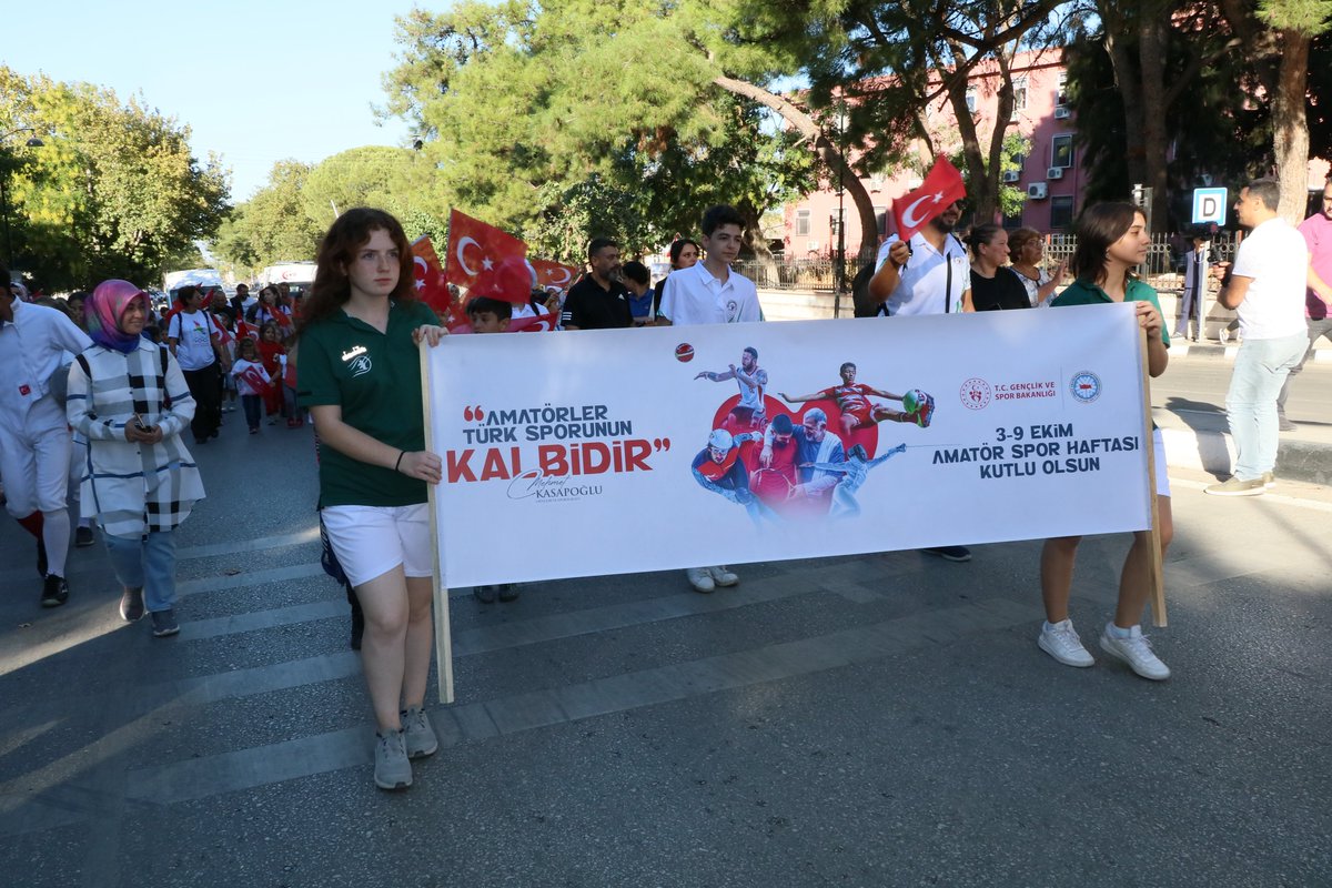 GSB_Manisa's tweet photo. "Amatörler Türk Sporunun Kalbidir" 

Hafta boyunca çeşitli sportif etkinliklerle kutlayacağımız, 3-9 Ekim Amatör Spor Haftası açılışı kortej yürüyüş ile başladı. Etkinlikte Cumhuriyet Meydanı’nda spor branşlarının tanıtımı gerçekleştirildi.
#AmatörSporHaftası https://t.co/eteJiAyRNI
