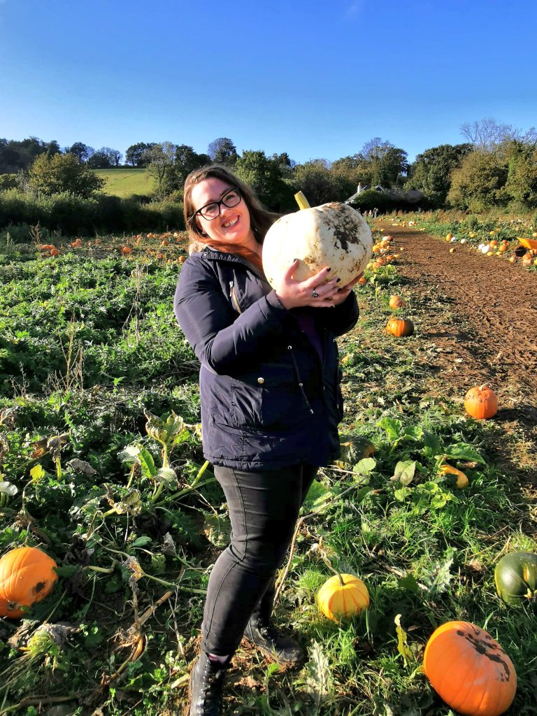TheCosyGhoul's tweet photo. My #octoberphotoaday prompt.. Pumpkin patch!
I was at a really 💙 time in my life and had always wanted to go, and @YTTheGeekbox surprised me with my very first pumpkin patch visit last October. I definitely plan on going again. 🎃🍂🧡 https://t.co/HlUcGTUq5i