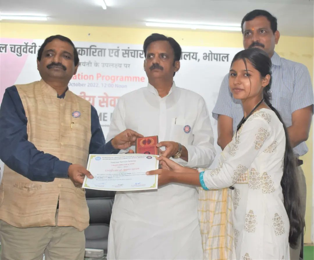 Nssmcu's tweet photo. @mcu_bhopal में आयोजित हुए राष्ट्रीय सेवा योजना के उन्मुखीकरण कार्यक्रम की कुछ झलकियाँ।।
@kg_suresh @_NSSIndia  @ianuragthakur https://t.co/8Ye3XE7tNX