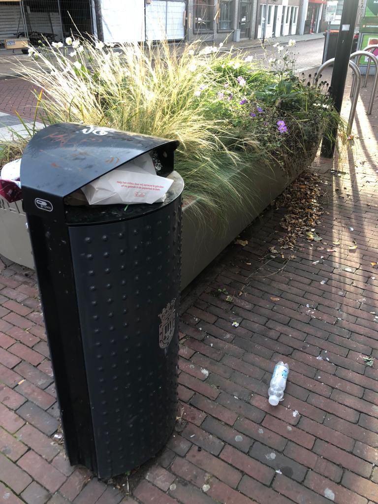 geransmeppel's tweet photo. @GemeenteMeppel wederom een overvolle prullenbak en helaas na de vorige melding nog steeds niet geveegd rondom de plantenbak ( Hoofdstraat /hoek Brouwersstraat) https://t.co/x7yZ9xyppK