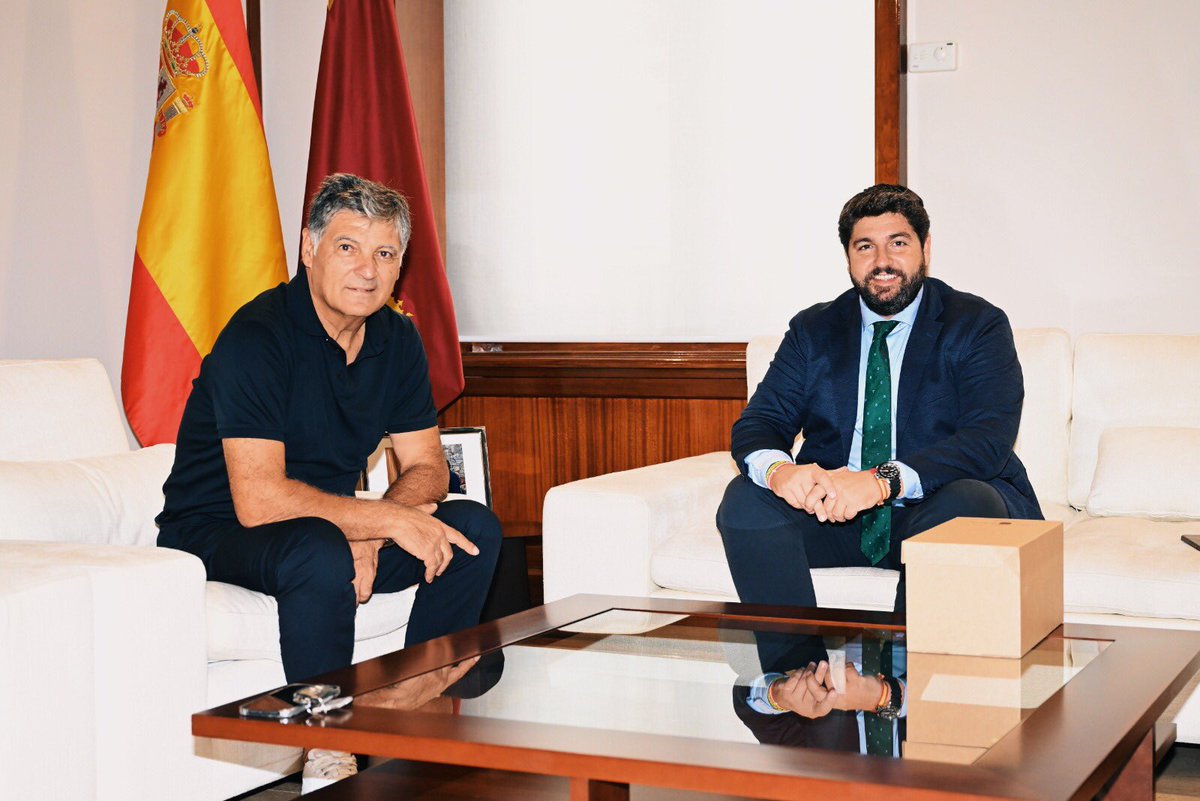 LopezMirasF's tweet photo. Detrás de cualquier triunfo hay trabajo, constancia y el apoyo de grandes profesionales. 

Ha sido un placer charlar hoy con todo un referente como Toni Nadal @rnadalacademy. 

¡La #RegióndeMurcia siempre con los mejores! https://t.co/NznnDhKLR7