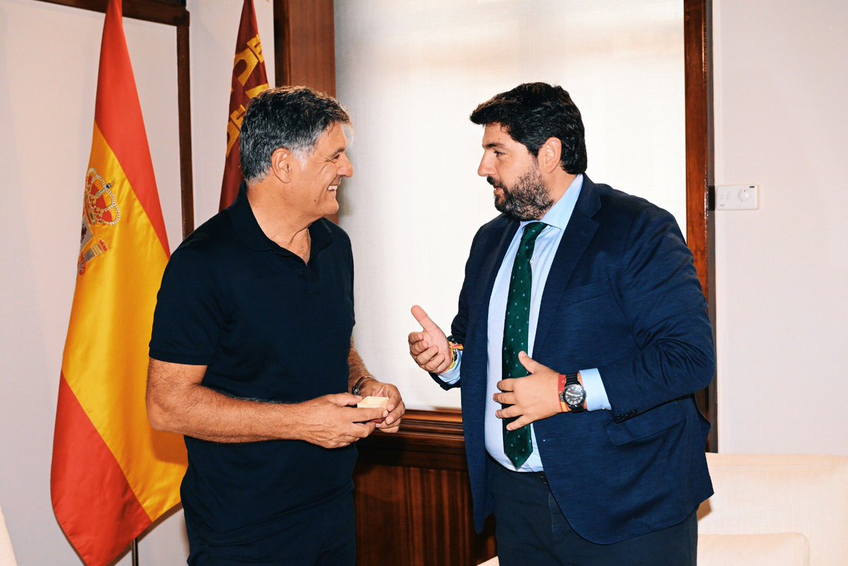 LopezMirasF's tweet photo. Detrás de cualquier triunfo hay trabajo, constancia y el apoyo de grandes profesionales. 

Ha sido un placer charlar hoy con todo un referente como Toni Nadal @rnadalacademy. 

¡La #RegióndeMurcia siempre con los mejores! https://t.co/NznnDhKLR7