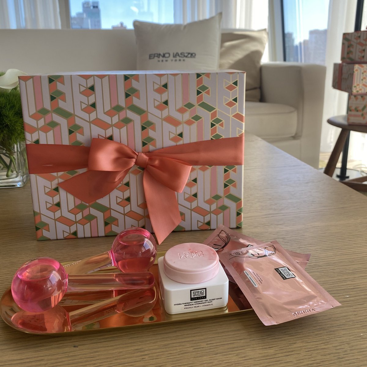 ErnoLaszlo's tweet photo. Our Holiday Set is FINALLY here! Level up your at-home spa night with our new depuffing and brightening set. 💕

✨ Shop now! https://t.co/9lflyuTkkV https://t.co/waUbftYevO