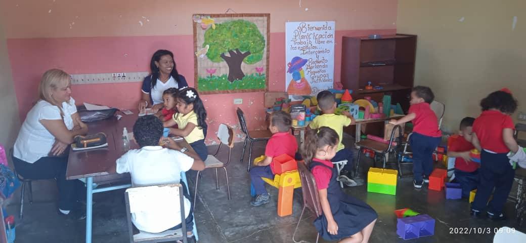 #Trujillo || Con una matrícula 154 Niños y Niñas se dio inicio a un Feliz y Victorioso regreso a clases en la  U.E Nacional Antonio Pérez Carmona, Sector Colinas de Carmania.

Reporta: Comunicador Clap José Bencomo.

<a href="/NicolasMaduro/">Nicolás Maduro</a>
<a href="/_LaAvanzadora/">Yelitze Santaella</a>

#CClapActivo
#RegresoAClases
