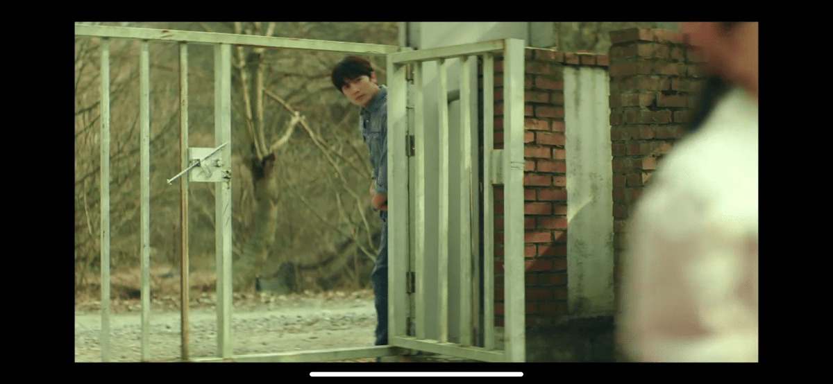 Hellorabbitbob's tweet photo. 이방인. 
환영받지 못하는 공간 밖에서 유일하게 자신 삶에 온기를 준 존재의 주변에 머무는 강요한. 
가온이가 인간은 혼자선 살아갈 수 없고 누군가가 반드시 필요하다는 말을 할 때 요한은 이미 그 의미를 알고 있었을것임. 더는 그런 존재를 잃는 고통을 겪기 싫어서 혼자임을 택했을테니. https://t.co/9sQ4ux0ifT
