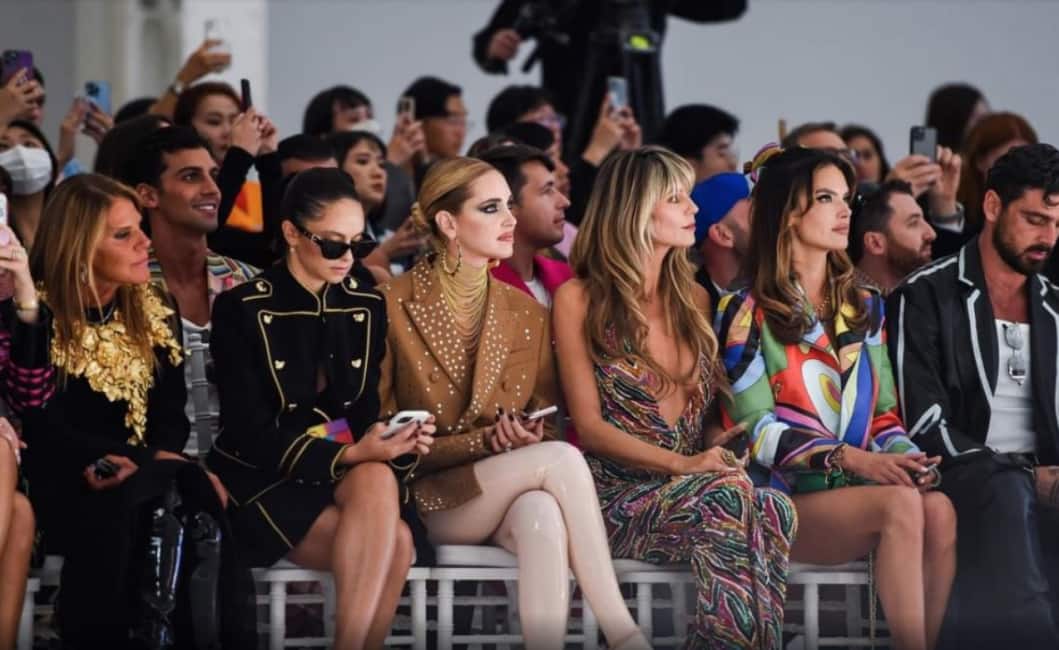_DAGOSPIA_'s tweet photo. FLASH! LA DURA RESISTENZA DI FRANCESCA MICHIELIN ALLA MELONI INZIA A MILANO ALLA SFILATA DI MOSCHINO https://t.co/9jvwviz61E https://t.co/3A8XKPOC1I