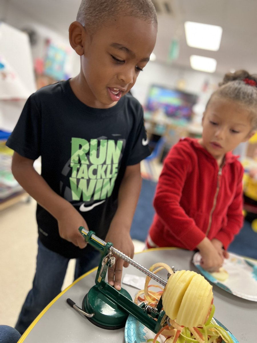 JHarper415's tweet photo. #MonroviaPrek pals peeled and cut apples to make yummy applesauce. #powerupmcss #prek4al #prekrocks #prek @MonroviaElem @MadCoSchools https://t.co/yhvqv3WyOH