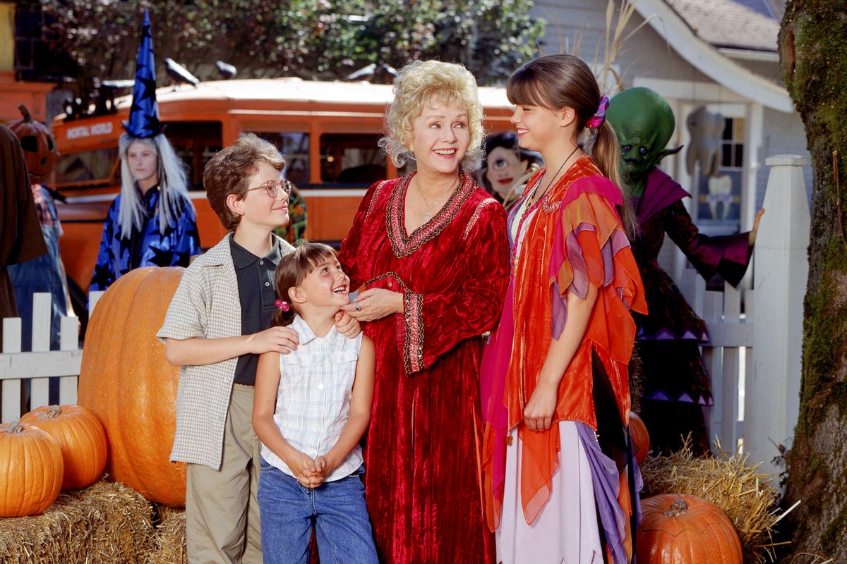 getvideostream's tweet image. hocus pocus or halloweentown?? i'm a halloweentown girly myself, but the hocus pocus trio are iconic in their own right! #SaturdayStream