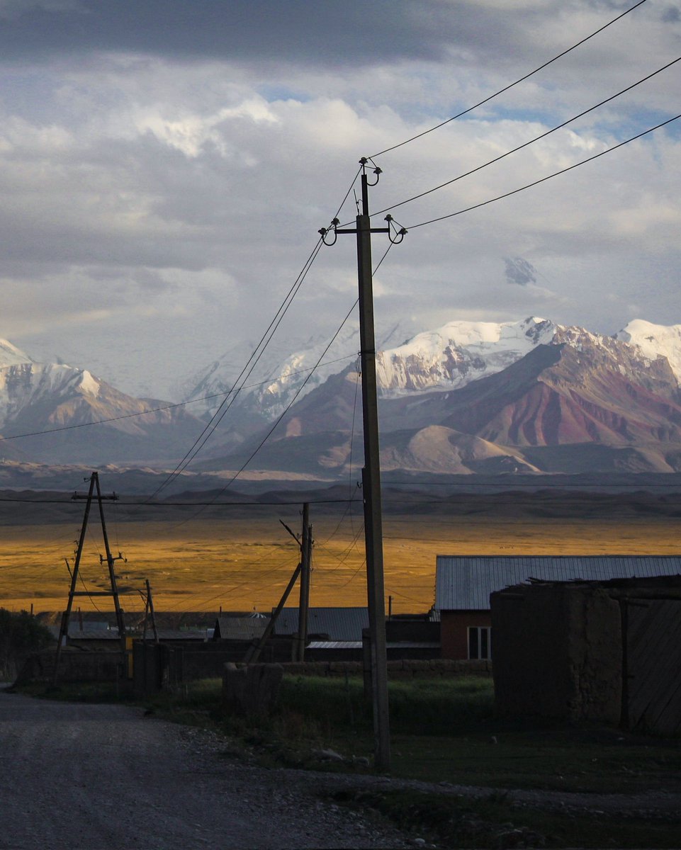 Достор, бул Памир тоолору 🏔😍
Алайдын Сары-Могол айылында тарткам. Ош областы боюнча эң көп чет өлкөлүк меймандар ушул жерге Ленин Чокусун 7134м жана башка пейзаждарды көргөнү келишет. 
Кийинки жылы саякат жасап, кыдырып кетиңиздер)🇰🇬☝️