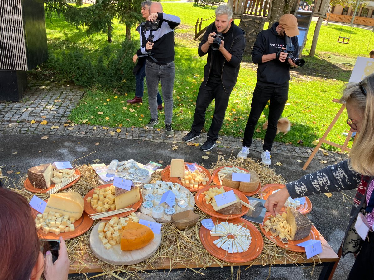 EleveursChevres's tweet image. La fin de la conférence sur les fromages fermiers et artisanaux approche avec la table ronde sur les fromages de montagne. Le meilleur moment et le plus attendu est sans hésiter le buffet européen de fromages fermiers, avec une belle représentation de la France 🧀! #FACEnetwork