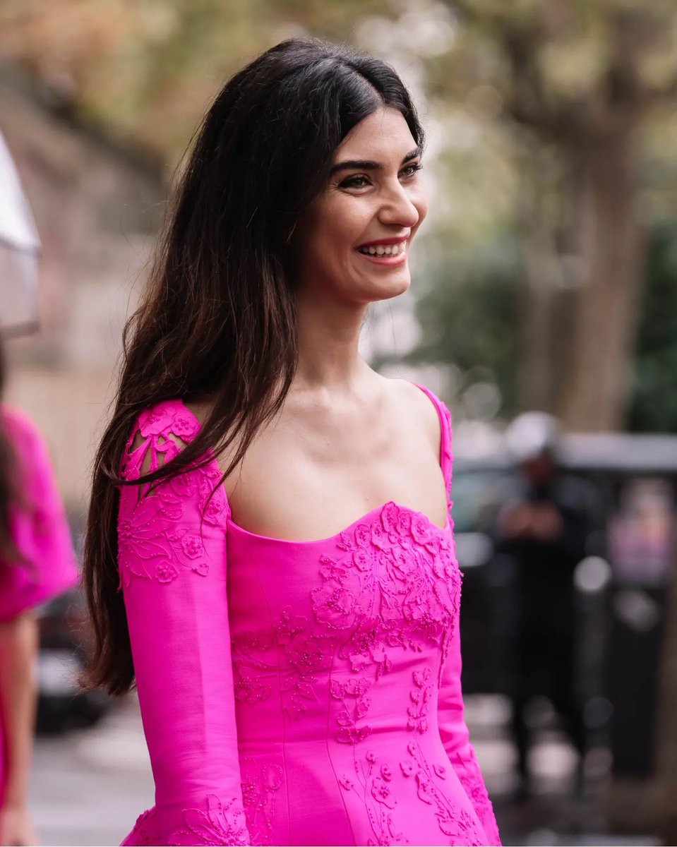 Xochitl71467638's tweet photo. 🆕️ #Fashiontomax 

" #TubaBüyüküstün  en el desfile de París 🗼 de #MaisonValentino " https://t.co/cdgJKhLSZE