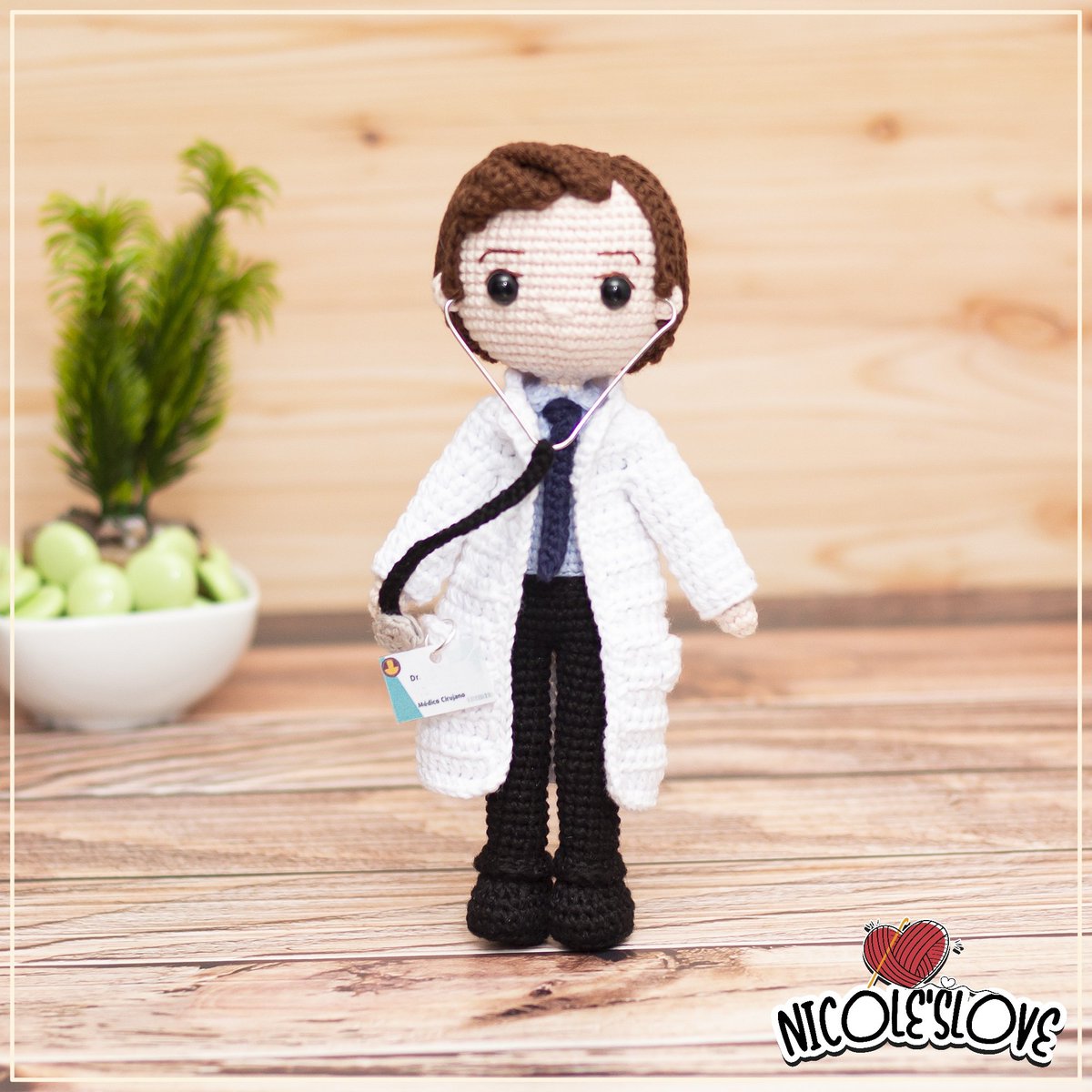 NicolesLove_'s tweet photo. Hellooo!! Hoy les comparto este lindo Amigurumi personalizado de doctor 🩺👨🏻⚕️🥼
Feliz lunes!! 🌼
#doctor #medicocirujano #amigurumi #regalopersonalizado #hechoconamor #limaperu #compraperuano https://t.co/Sw5YzI3c9t