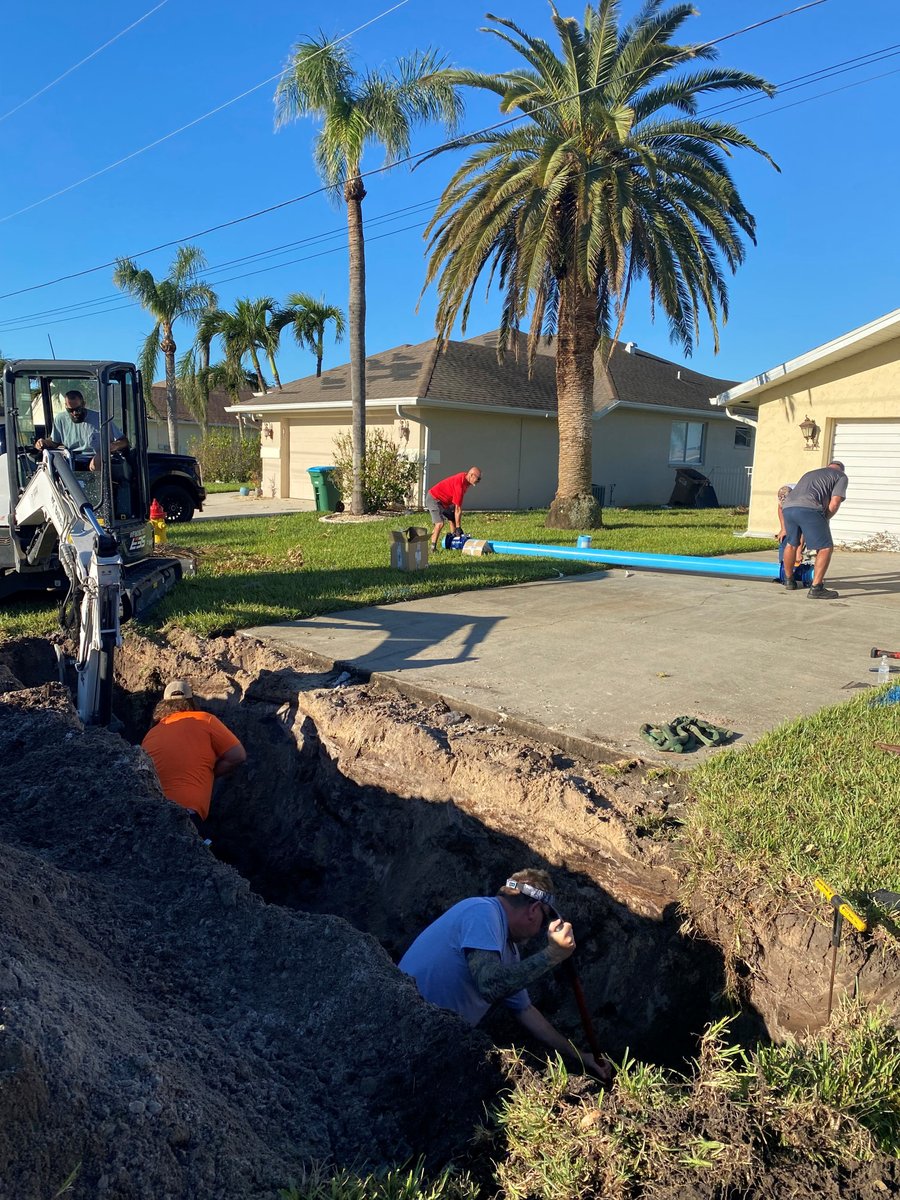 TownofJupiter's tweet photo. 14 officers from the Jupiter Police Department traveled to North Port Sunday morning to aid in recovery efforts in that city while 7 members of the Town's Utilities staff dispatched to help restore water service to the residents of Cape Coral. #UniquelyJupiter https://t.co/Mx8rZ6kbOU