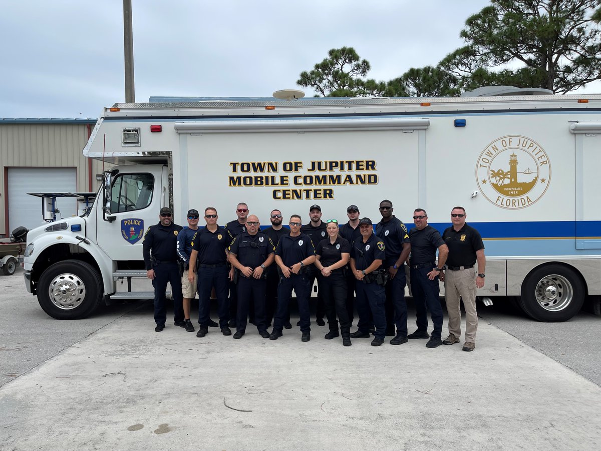 TownofJupiter's tweet photo. 14 officers from the Jupiter Police Department traveled to North Port Sunday morning to aid in recovery efforts in that city while 7 members of the Town's Utilities staff dispatched to help restore water service to the residents of Cape Coral. #UniquelyJupiter https://t.co/Mx8rZ6kbOU