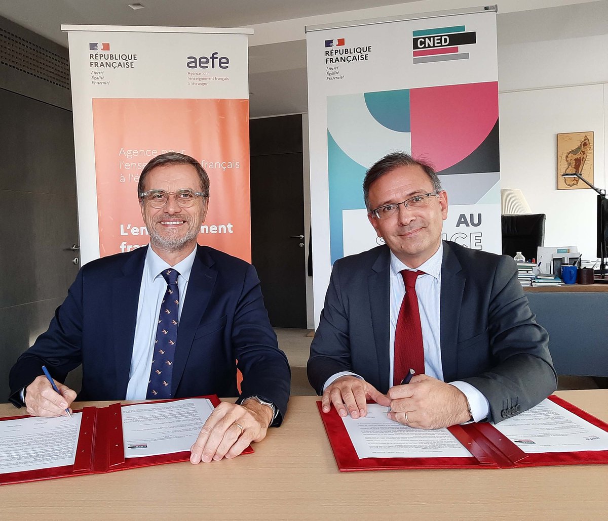 cned's tweet photo. [#Partenariat] Jean-Noël Tronc, directeur général #CNED et Olivier Brochet, directeur général @aefeinfo ont acté ce jour la mise en place de #BTS hybrides dans des établissements du réseau d'enseignement français à l'étranger. 
En savoir plus ⏩ https://t.co/g47S8AKQIr https://t.co/XKFYJ841Ba
