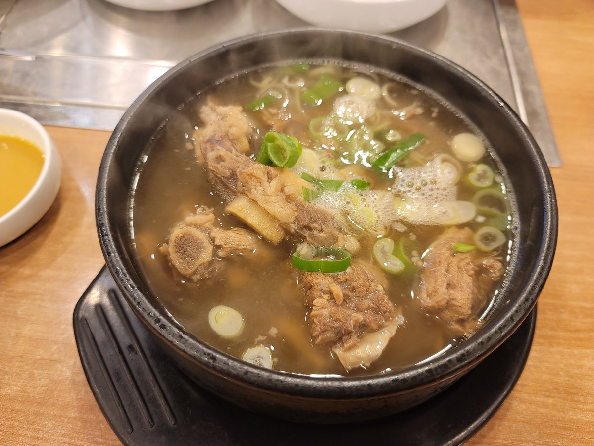 saccharin0001's tweet photo. 대전사람이 알려주는 대전맛집...희망편...
대전은 성심당 말고도 갈곳이많습니다...

1. 월산본가
여기 냉면이나 갈비탕이 진짜맛있다.... 맵찔이면 갈비탕먹고 매운거 먹을수있으면 육회냉면 무조건 먹어야함.. 30년 인생 최애맛집임... https://t.co/Xcpuu2yuZW