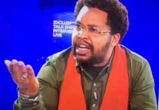 2LaRepublique's tweet photo. Cher Populiste Timothée, concentre ton énergie sur la tournée #OMONI de ton Gourou #Vitalô🤤 la Cellule de Com du Gouv @NgobilaM fourni un excellent travail👌
En parlant de l'argent na ba Mpiaka, les 5000 Mamans que le Gouv @NgobilaM devait recevoir na Bumbu ti Lelo ba koka te? https://t.co/33paGLnW0r