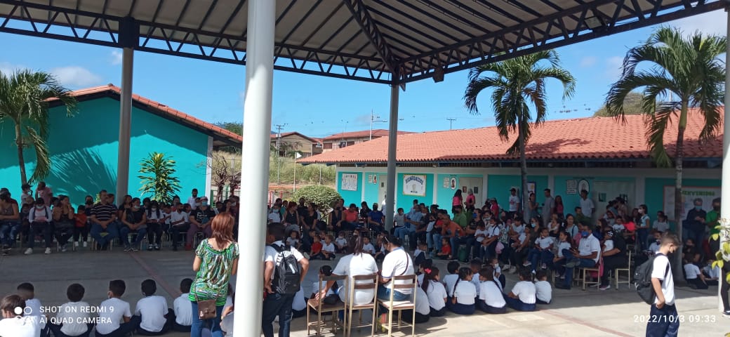KalazanNews's tweet photo. #Lara || Con emoción y esperanzas niños y niñas de la Escuela Bolivariana Simón Rodríguez del Municipio Palavecino regresan felizmente a clases.

Reporta: Comunicador Clap Azorena Rodriguez 

@NicolasMaduro 
@_LaAvanzadora 

#CClapActivo
#RegresoAClases https://t.co/gBraoBEsnJ