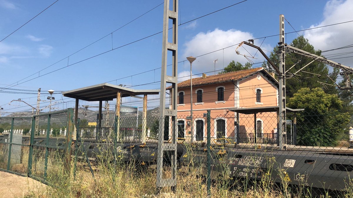 senat2015a2023's tweet photo. Govern no preveu recuperar l'ús de l'estació ferroviària de Santa Magdalena malgrat ser plenament operativa https://t.co/klHalIod4b https://t.co/tQutfplZBN