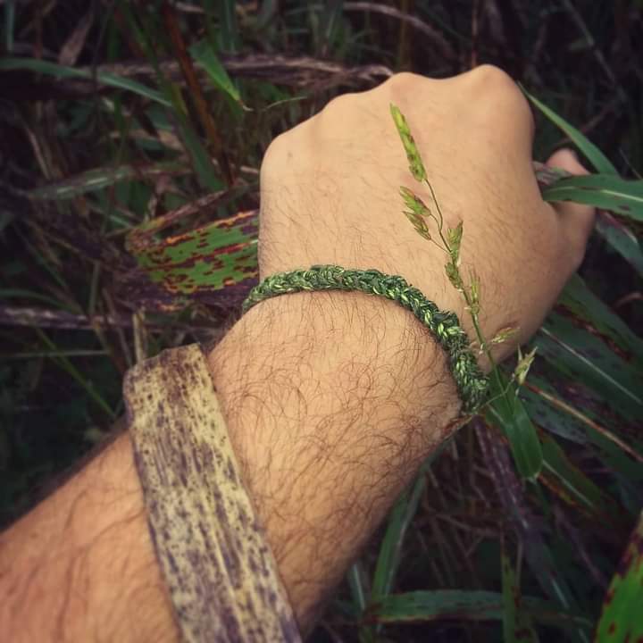 frankish_code's tweet image. It's that time of year where having an over abundance of yucca allows me to make neat cordage bracelets.