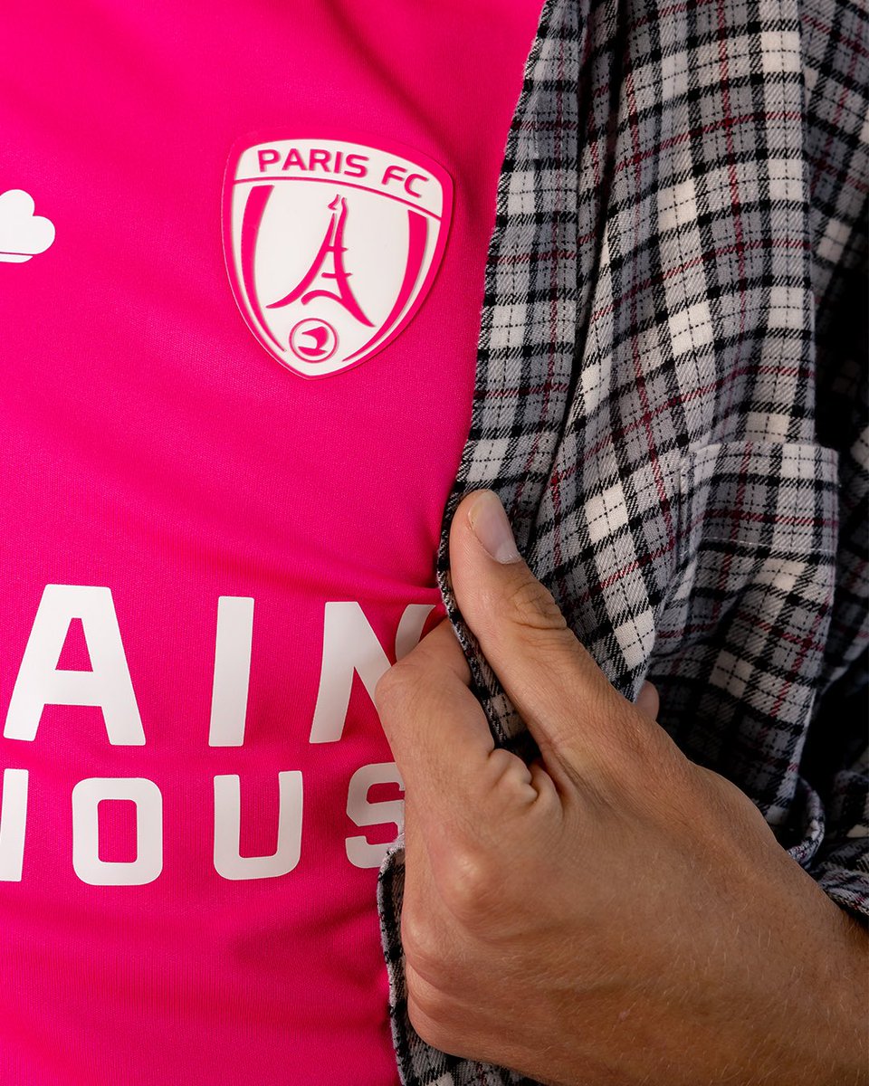 ParisFC's tweet photo. 𝑨̀ 𝑮𝑨𝑮𝑵𝑬𝑹 ! 

Pour la sortie de notre troisième maillot, nous vous régalons Parisiens, Parisennes 🔵⚪️

Notre maillot 𝕋𝕙𝕚𝕣𝕕 est à GAGNER ✍😍

🤞 Pour participer, rien de plus simple :

1⃣ RT &amp; LIKE ce tweet 
  
2⃣  S'abonner aux comptes 
@ParisFC &amp; @PFC_feminines https://t.co/xWLsoklpXH