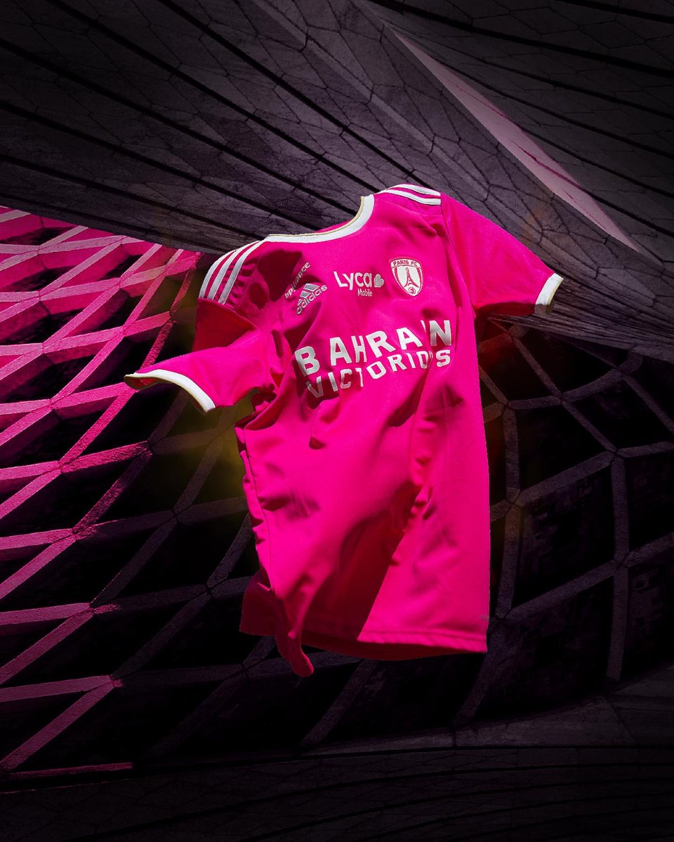 ParisFC's tweet photo. 𝑨̀ 𝑮𝑨𝑮𝑵𝑬𝑹 ! 

Pour la sortie de notre troisième maillot, nous vous régalons Parisiens, Parisennes 🔵⚪️

Notre maillot 𝕋𝕙𝕚𝕣𝕕 est à GAGNER ✍😍

🤞 Pour participer, rien de plus simple :

1⃣ RT &amp; LIKE ce tweet 
  
2⃣  S'abonner aux comptes 
@ParisFC &amp; @PFC_feminines https://t.co/xWLsoklpXH