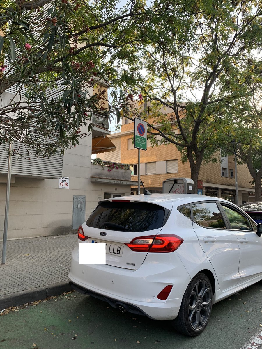 bielfisher's tweet photo. @policiacardedeu tant de bò els pocs carregadors públics es poguessin fer servir sense problemes derivats de conductes incíviques. Per sort la finestra estava baixada mentre el conductor i acompanyant estaven al bar de la cantonada https://t.co/rwfsNixQ7l