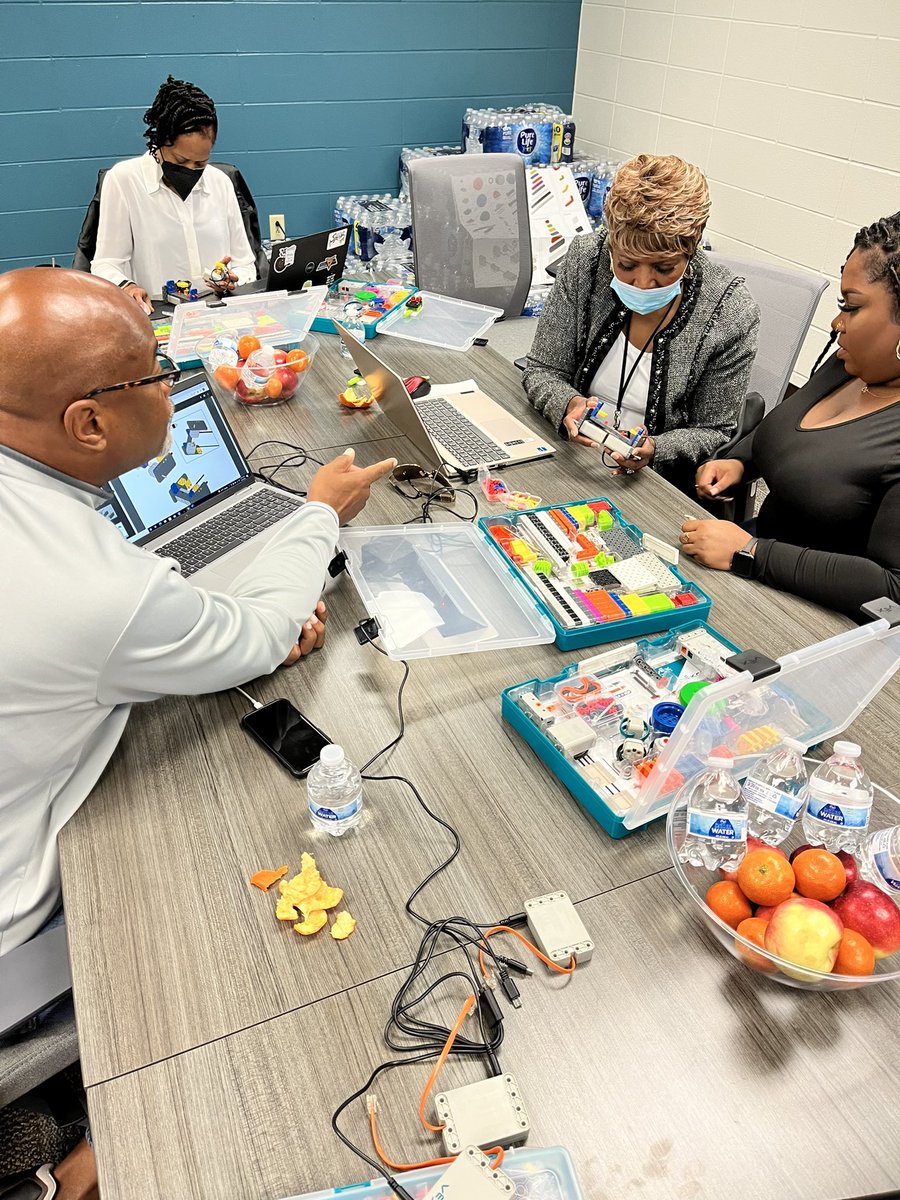 inskeep_jamie's tweet photo. Another great day introducing educators to the wonders of VEX GO! @VEXRobotics #robots4all 🤖❤️ https://t.co/UtMdGDRbBi