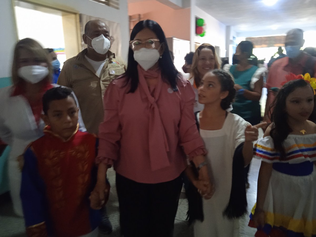leoalvacabrera's tweet photo. #03Oct Desde la EBNB Antonia Esteller dimos apertura al Regreso a clases año escolar 2022-2023 en compañía de la Gob. @Soykarinacarpio en un ambiente 
de armonía entre cantos y bailes. #RegresoAClases #JuntosRegresemosALaEscuela @NicolasMaduro @_LaAvanzadora @MPPEDUCACION https://t.co/TZfQcUBS5p