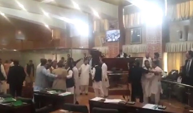 Waqtnewstv's tweet photo. آزادکشمیر قانون ساز اسمبلی میں ہنگامہ آرائی، حکومتی اراکین کا شور شرابا,حکومتی اور اپوزیشن ارکان گتھم گتھا
تفصیل: https://t.co/s8hHUKV4eW
#AzadKashmirAssembly #Muzaffarabad https://t.co/ExDNOnMhIl