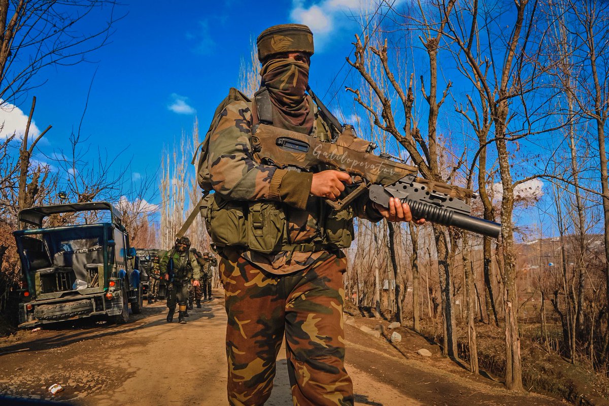 galiloperator's tweet image. I will never stop reaching the top because I still remeber how the bottom felt.
.
Para SF operative armed with GTAR-21 
.
📸 DM FOR CREDITS 
.
#IndianArmy #paraspecialforces #paracommando #commando #parasf #specialforces #kashmir #indianarmedforces #indianspecialforces