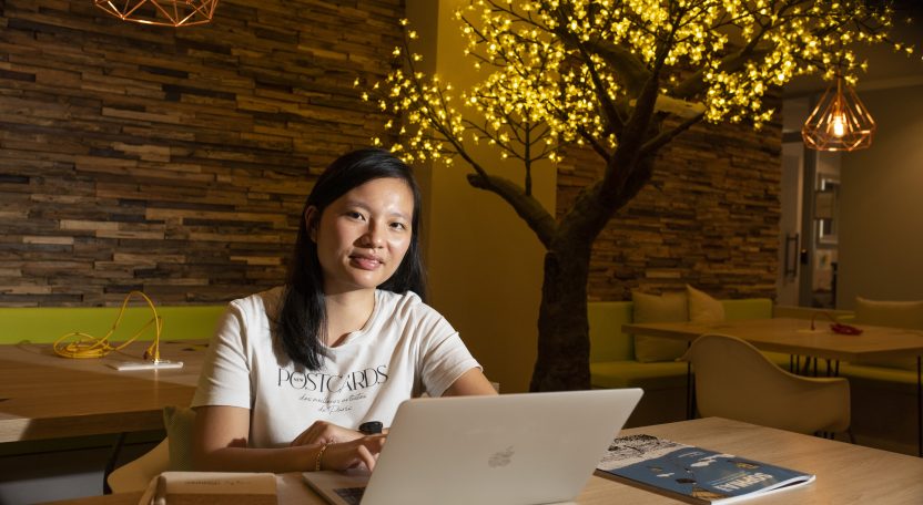 FTravail_PACA's tweet photo. Pour Chau Ly, le #CEJ lui a permis de reprendre confiance en elle, de montrer de quoi elle était capable et ce qu’elle pouvait offrir à une entreprise. Résultat : elle vient de signer un contrat. Découvrez son parcours 👉https://t.co/yDEcTgRKz8 #InclusiveForGood https://t.co/tF1Y9dN4eA