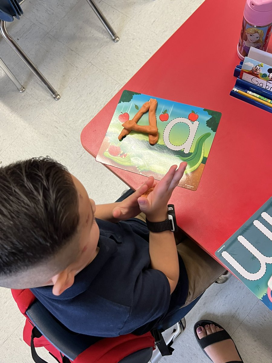 MsNavarro_BMES's tweet photo. Day 1 is all about knowing those letters!! π€π§ βΊοΈπ #intersessionfun @KWright_BMES @Rojas_BenitoMtz https://t.co/Mf1NnFdhU1