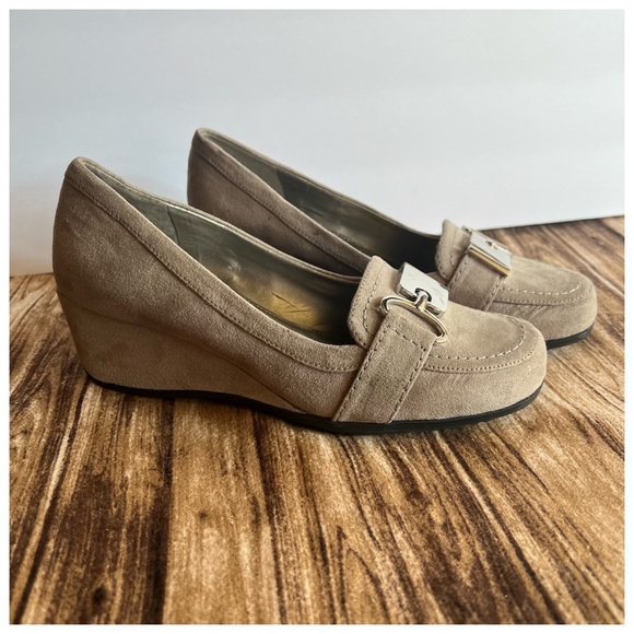 So good I had to share! Check out all the items I'm loving on <a href="/Poshmarkapp/">Poshmark</a> from <a href="/itsaposhibility/">christina fernandez</a> #poshmark #fashion #style #shopmycloset #disney #anvil #unisa: posh.mk/amdefl3lftb