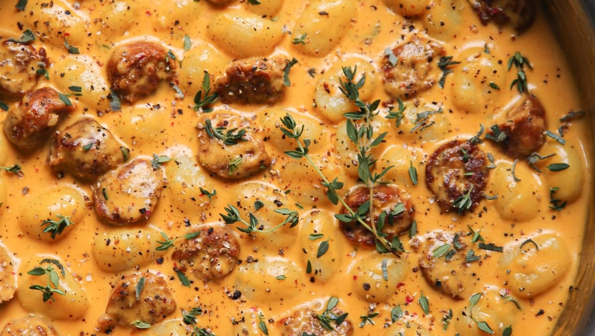 CooksMatches's tweet photo. Could this be the ultimate Autumn comfort food? ๐๐ฎ
Creamy Butternut Squash Gnocchi with Sausage, Thyme, and Sage by @juliasalbumblog
Head over to their Instagram page to find the full recipe! ๐
#autumnfood #recipe #comfortfood #midweekmeal #dinneridea #cooksmatches https://t.co/6rRazf41TN