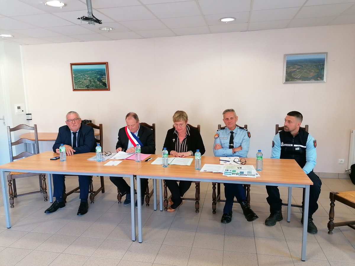 Prefet46's tweet photo. [#PARNAC] Ratification du protocole de participation citoyenne par madame la Préfète, monsieur le maire de Parnac et le commandant de groupement de Gendarmerie du Lot, à la mairie de Parnac. https://t.co/Ol2eyOl6VM
