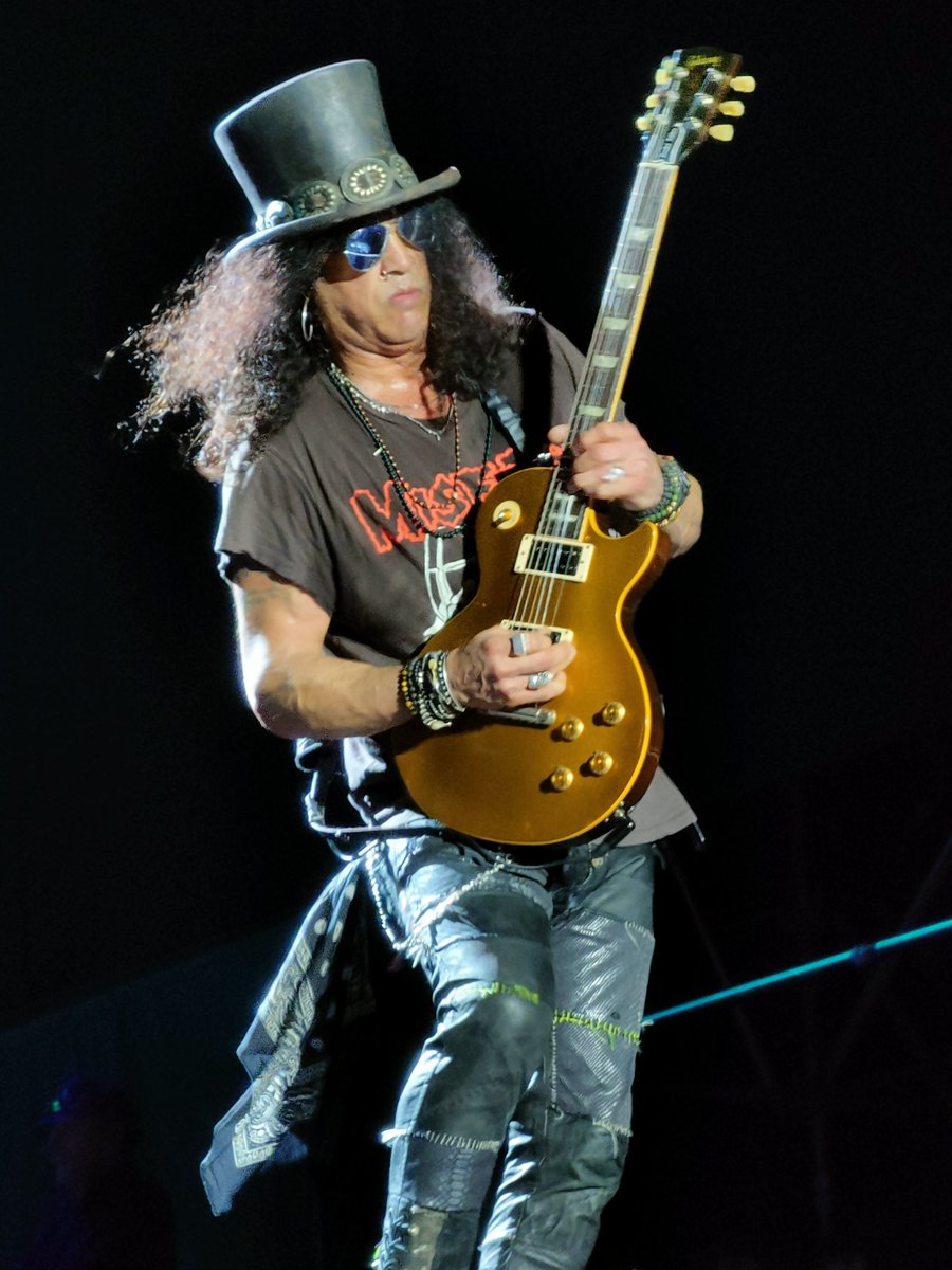 Slasheros's tweet photo. @Slash, Montevideo, Uruguay 02/10/2022 https://t.co/3nFzOKaf1C