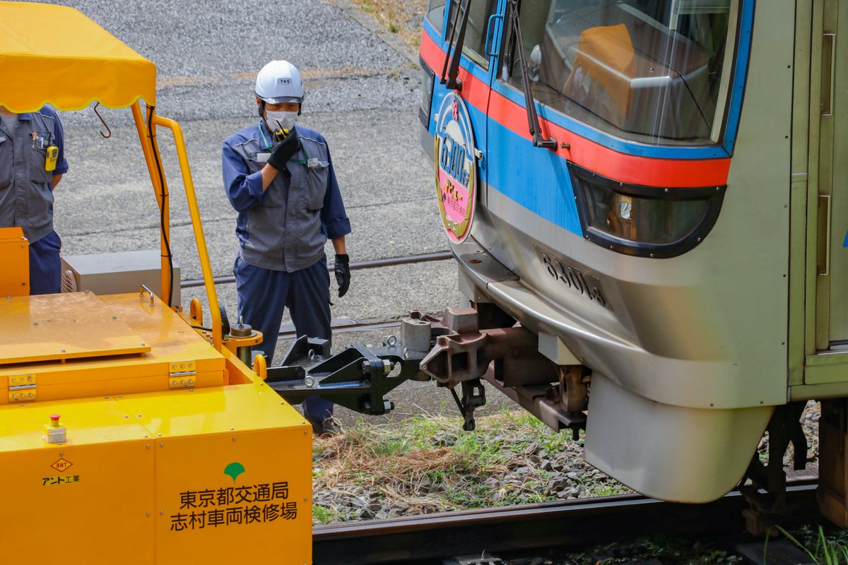 Carmisatasvin's tweet photo. 一度はアントで押し込みをしましたが動かなくなり、スイッチ類やブレーキ機器を元に戻した後、自力走行
 #都営三田線
 #6300形
 #6301F https://t.co/xGPJvtpPRL