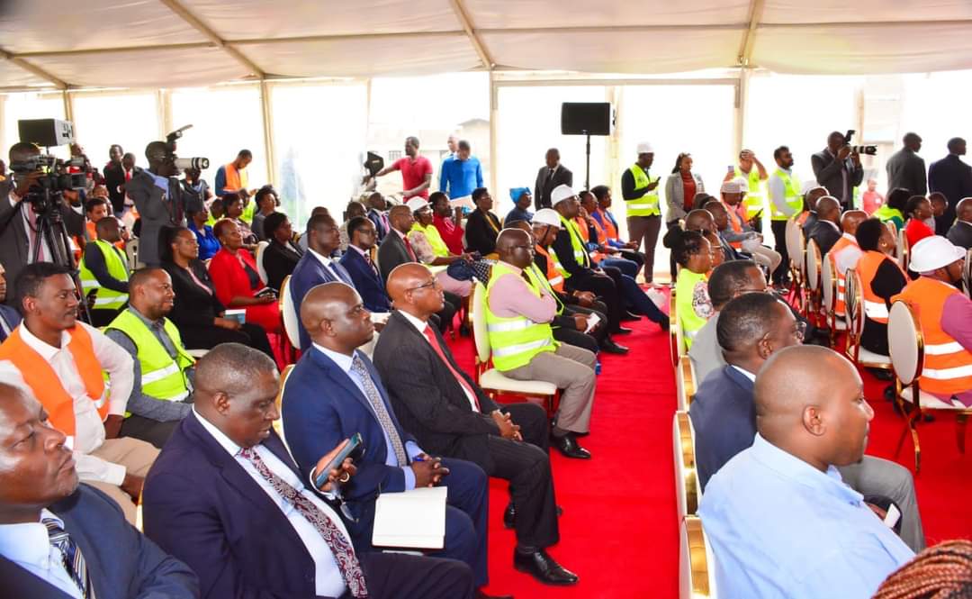 JNjorogeMuchiri's tweet image. This project is a great milestone towards restoring our people's dignity besides changing Nairobi's economic landscape.
A bedsitter will cost 3,000/=, one bedroom 5000/= and 2 bedroom will cost 6,500 with the tenants eventually owning the houses after 20yrs.
#MakingNairobiWork