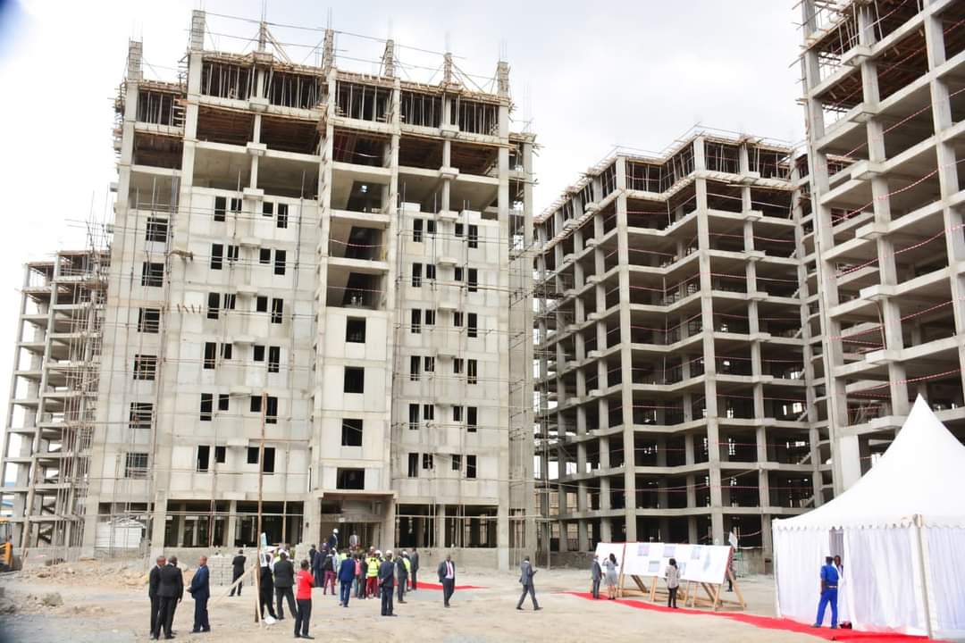 JNjorogeMuchiri's tweet image. This project is a great milestone towards restoring our people's dignity besides changing Nairobi's economic landscape.
A bedsitter will cost 3,000/=, one bedroom 5000/= and 2 bedroom will cost 6,500 with the tenants eventually owning the houses after 20yrs.
#MakingNairobiWork