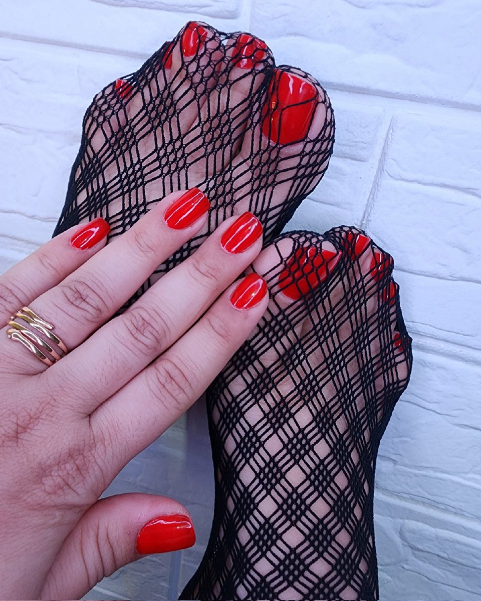 OF: onlyfans.com/vania.feet