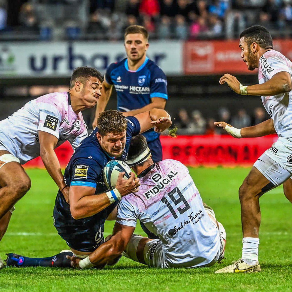 PaulWillemse4's tweet photo. Le combat était intense hier soir💥
Le résultat n’est pas celui espéré, nous reviendrons plus fort !💪🏼
#TeamMHR #top14 #rugby #defaite #combat #montpellier #gglstadium #comeback https://t.co/Y0RYevNYVU
