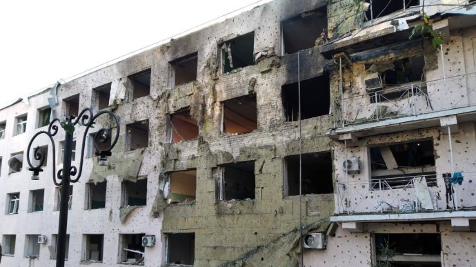 Rus İşgalciler, Harkiv bölgesinin Kupyan semtindeki bir hastaneye roketli saldırı düzenledi. Bir anestezi uzmanı öldü, bir hemşire yaralandı.