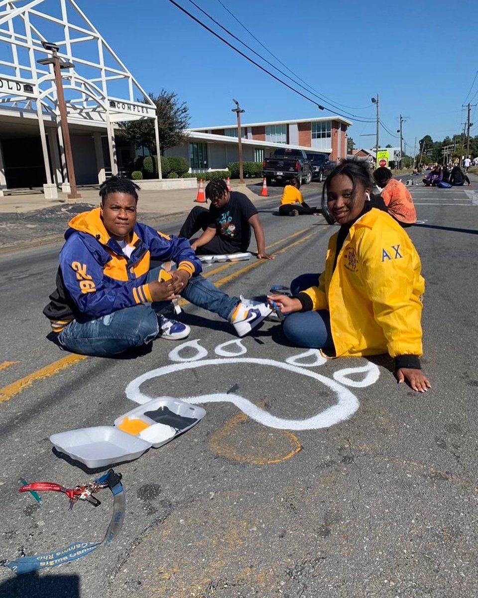 AlphaChi1944's tweet photo. This morning Sorors Howell and Tolefree participated in the university’s paint a paw event. Sorors got the opportunity to paint a paw to represent the Oh So Fly Alpha Chi chapter, and had a fun time together doing so 💛🐩💙. Homecoming is going great for Alpha Chi 🤗 #uapb #sgrho https://t.co/vkawzRJrh6